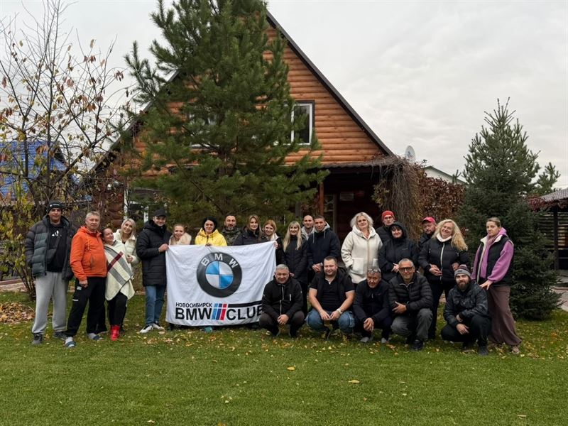 Участники клуба с флагом BMW CLUB на выезде выходного дня