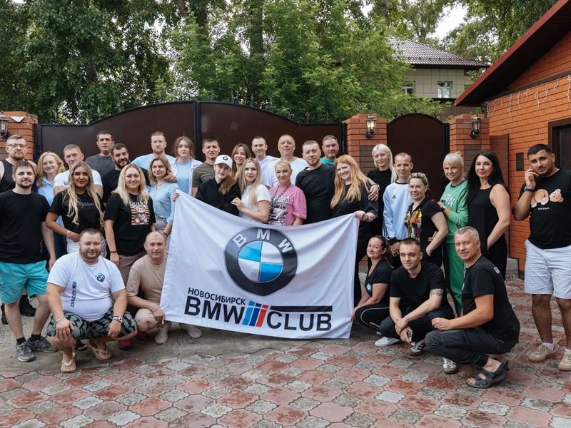 Участники BMW CLUB на клубном мероприятии с флагом